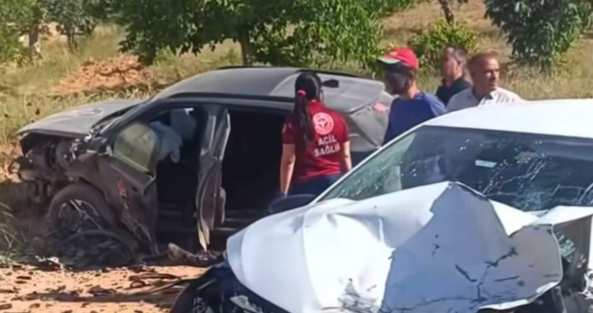 GAZİANTEP'TE 2 OTOMOBİLİN ÇARPIŞMASI SONUCU 5 KİŞİ YARALANDI.