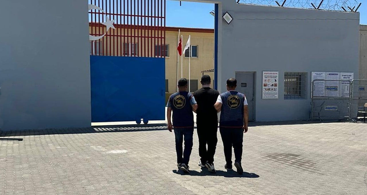 GAZİANTEP'TE 28 AYRI SUÇ KAYDI İLE ARANAN VE 20 YIL KESİNLEŞMİŞ HAPİS CEZASI BULUNAN ŞÜPHELİ...