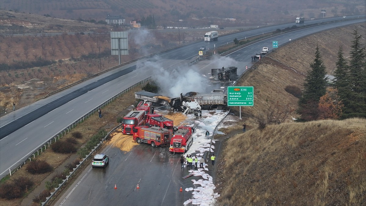 Gaziantep'te 3 tırın çarpıştığı zincirleme trafik kazasının ardından araçlarda yangın çıktı....