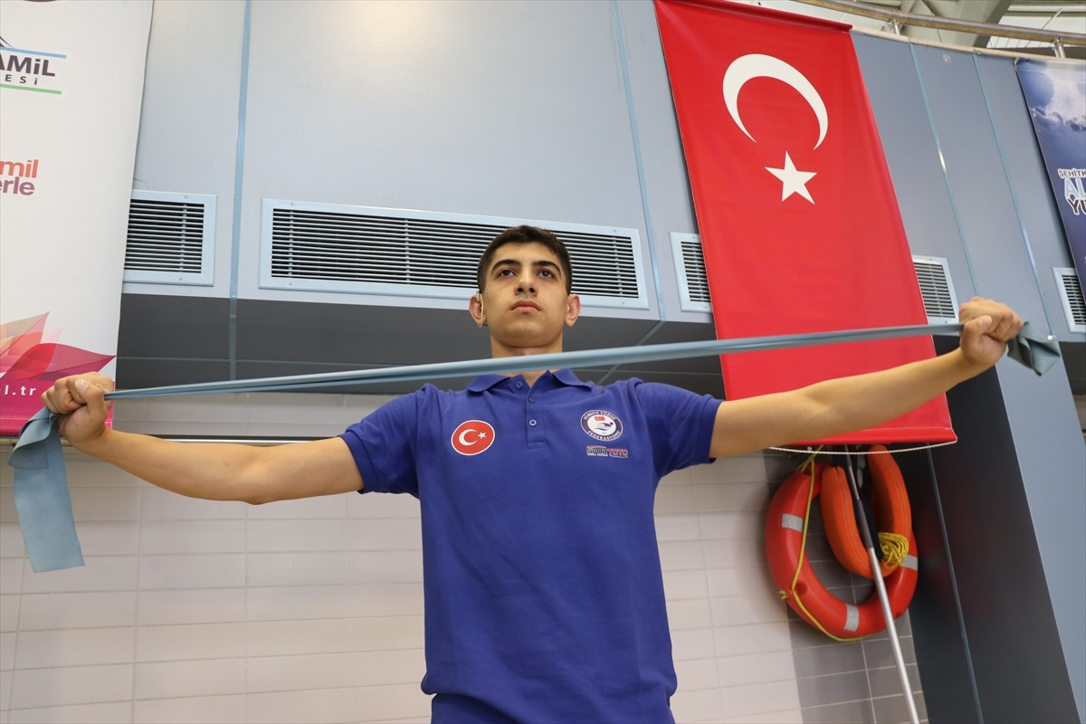 Gaziantep'te 8 yaşında terapi amacıyla başladığı yüzmede birçok madalya kazanan ve olimpiyat...