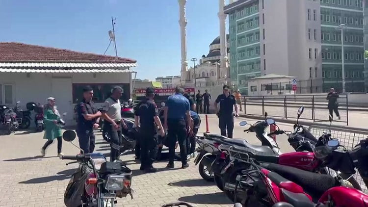 GAZİANTEP'TE ADLİYE YERLEŞKESİNDEKİ CEZAEVİ ÖNÜNDE GÖRÜŞ İÇİN BEKLEYEN 2 ŞAHIS, YANLARINA GELEN...