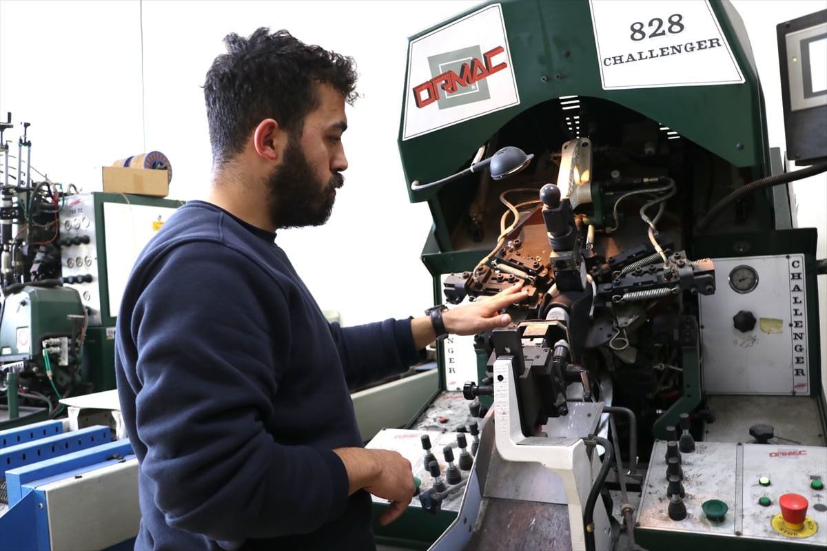 Gaziantep'te ayakkabı saya dikim ustası babasının yanında mesleğe başlayan ve Gaziantep...