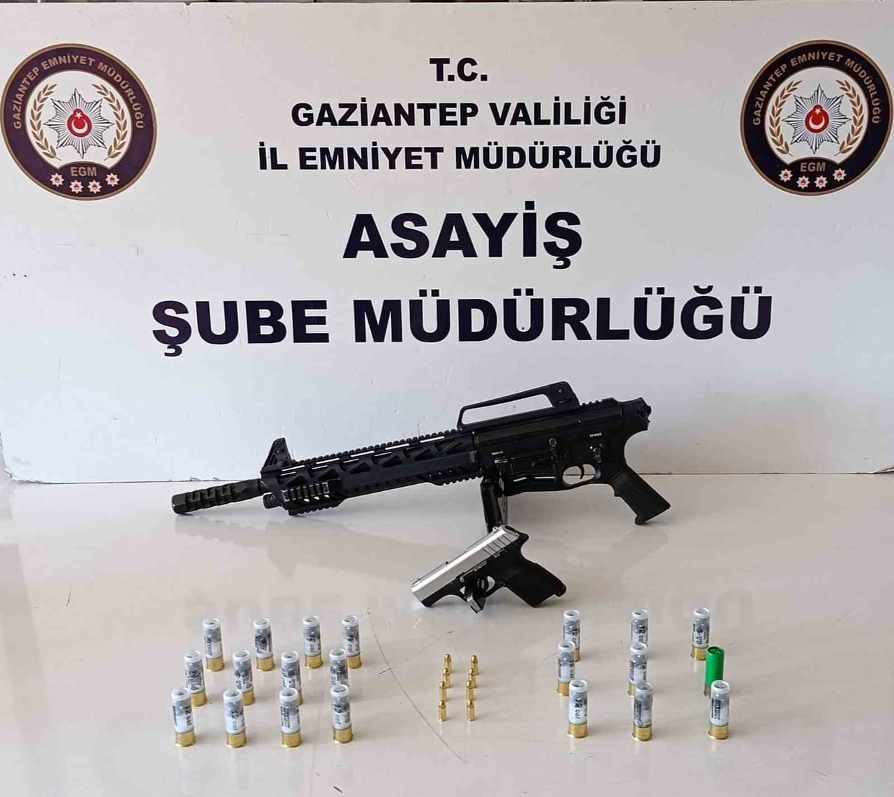 GAZİANTEP'TE BİR ARACA SİLAHLA ATEŞ EDEN ŞÜPHELİ OLAYDA KULLANDIĞI TABANCA VE TÜFEK İLE BİRLİKTE...