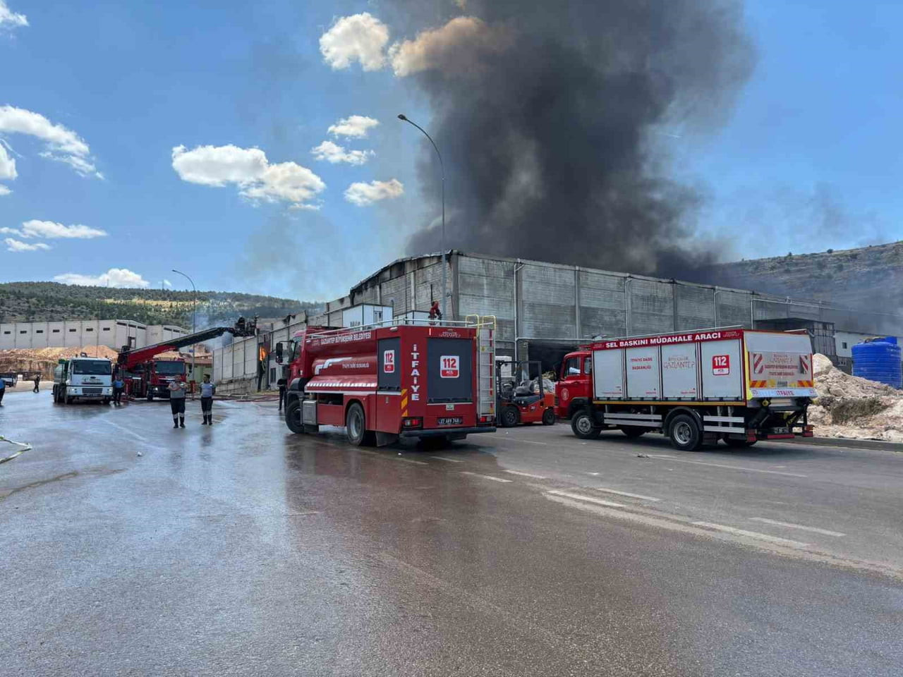GAZİANTEP'TE BİR TEKSTİL FABRİKASINDA ÇIKAN VE KISA SÜREDE BÜYÜYEN YANGIN KONTROL ALTINA...