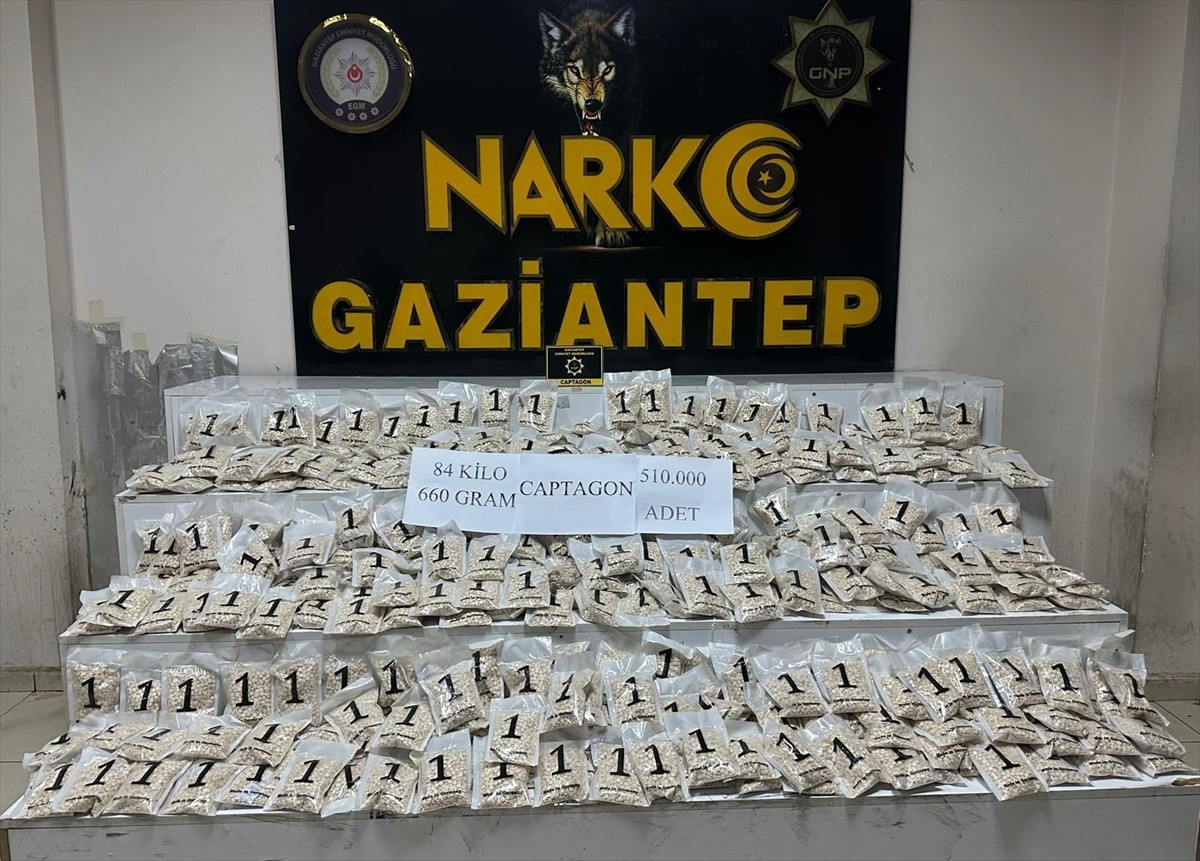 Gaziantep'te bir tırda 510 bin uyuşturucu hap ele geçirildi, gözaltına alınan zanlı...