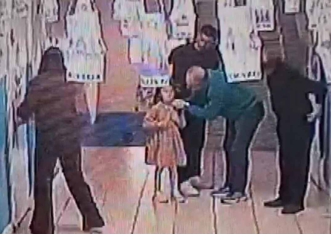 GAZİANTEP'TE BOĞAZINA ŞEKER KAÇAN İLKOKUL ÖĞRENCİSİ, ÖĞRETMENLERİN HEİMLİCH MANEVRASIYLA KURTULDU....