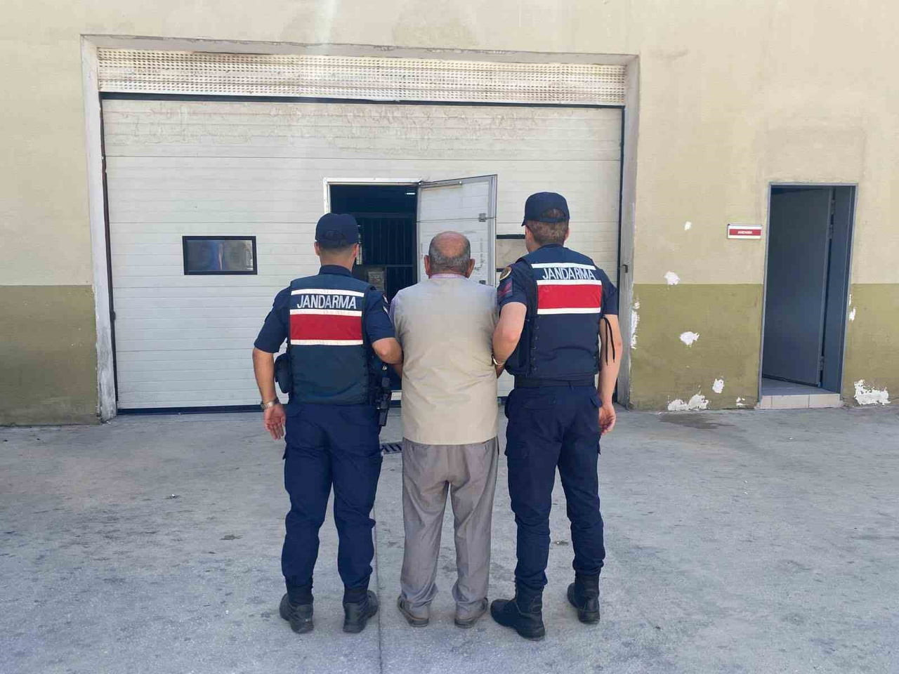 GAZİANTEP'TE ÇEŞİTLİ SUÇLARDAN 11'ER YIL KESİNLEŞMİŞ HAPİS CEZASI BULANAN 2 ŞAHIS, JANDARMA...
