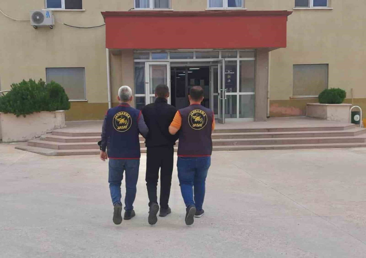 GAZİANTEP'TE ÇEŞİTLİ SUÇLARDAN HAKKINDA KESİNLEŞMİŞ 40 YIL HAPİS CEZASIYLA ARANAN ŞAHIS, JANDARMA...