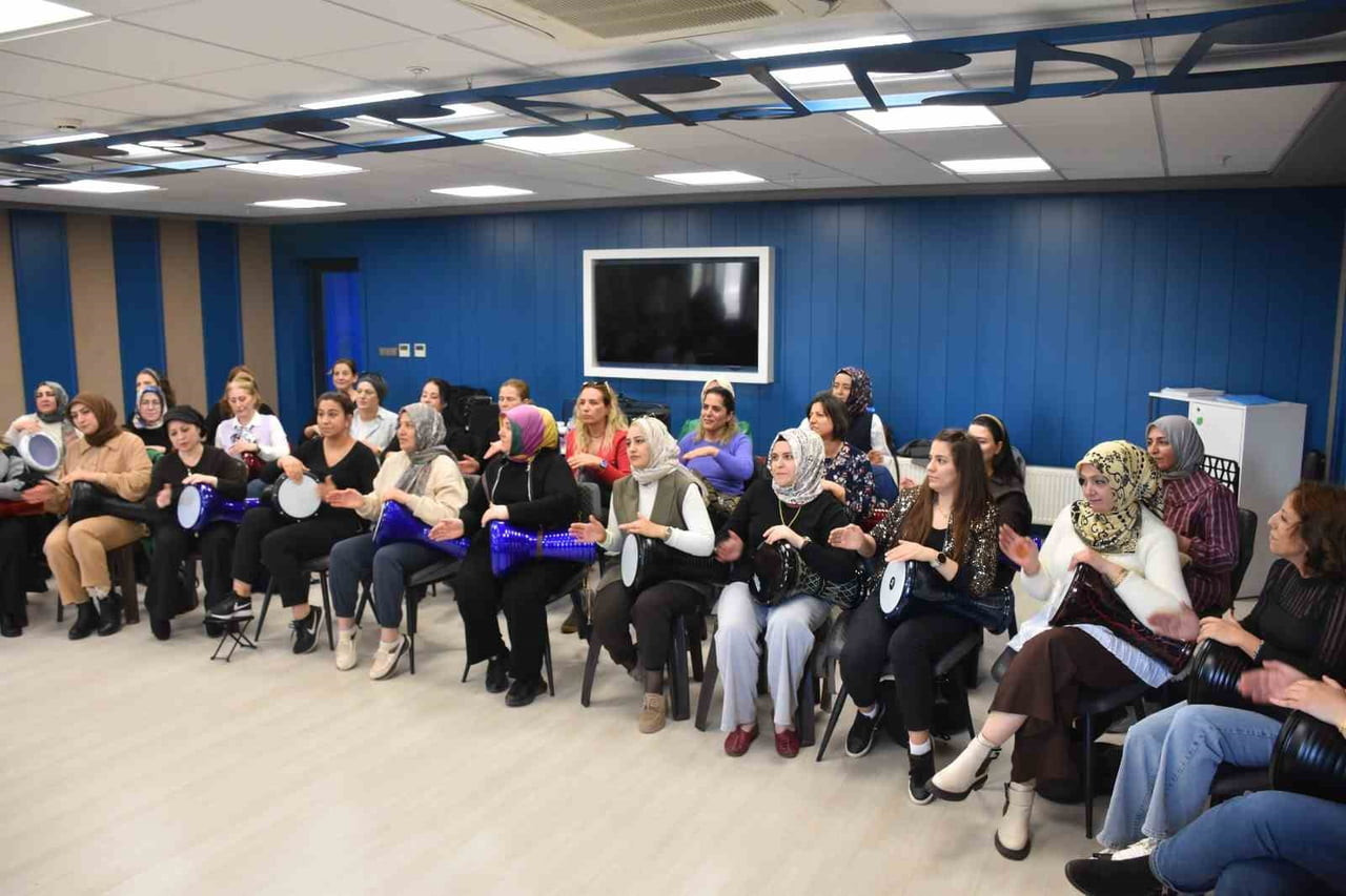 GAZİANTEP'TE ÇOĞUNLUĞU EV HANIMLARINDAN OLUŞAN KORO, CUMHURBAŞKANI RECEP TAYYİP ERDOĞAN İLE EŞİ...