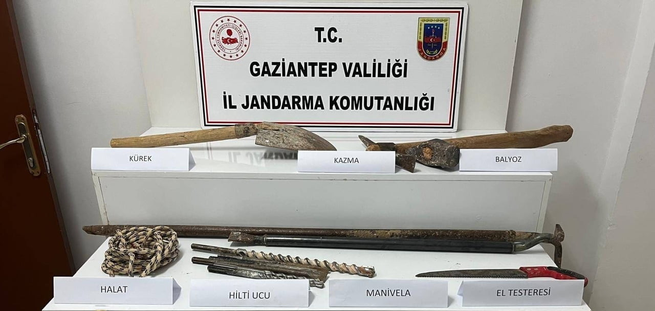 GAZİANTEP'TE DEFİNE BULMAK AMACIYLA İZİNSİZ KAZI YAPTIĞI TESPİT EDİLEN 2 ŞAHIS, JANDARMA...