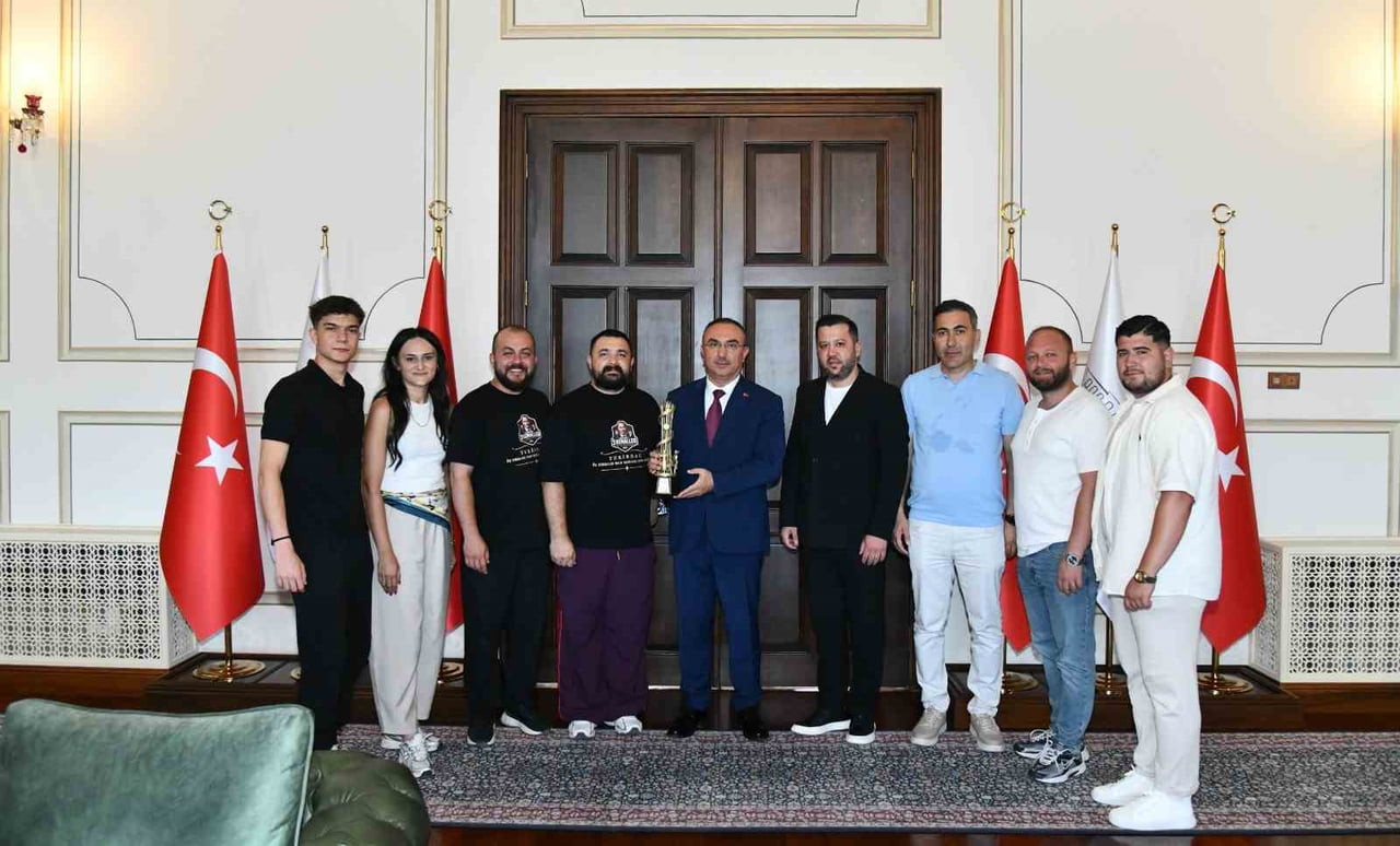GAZİANTEP'TE DÜZENLENEN BÜYÜKLER TÜRKİYE FİNALLERİ'NDE BİRİNCİLİK ELDE EDEN 3 KEMALLER HALK...