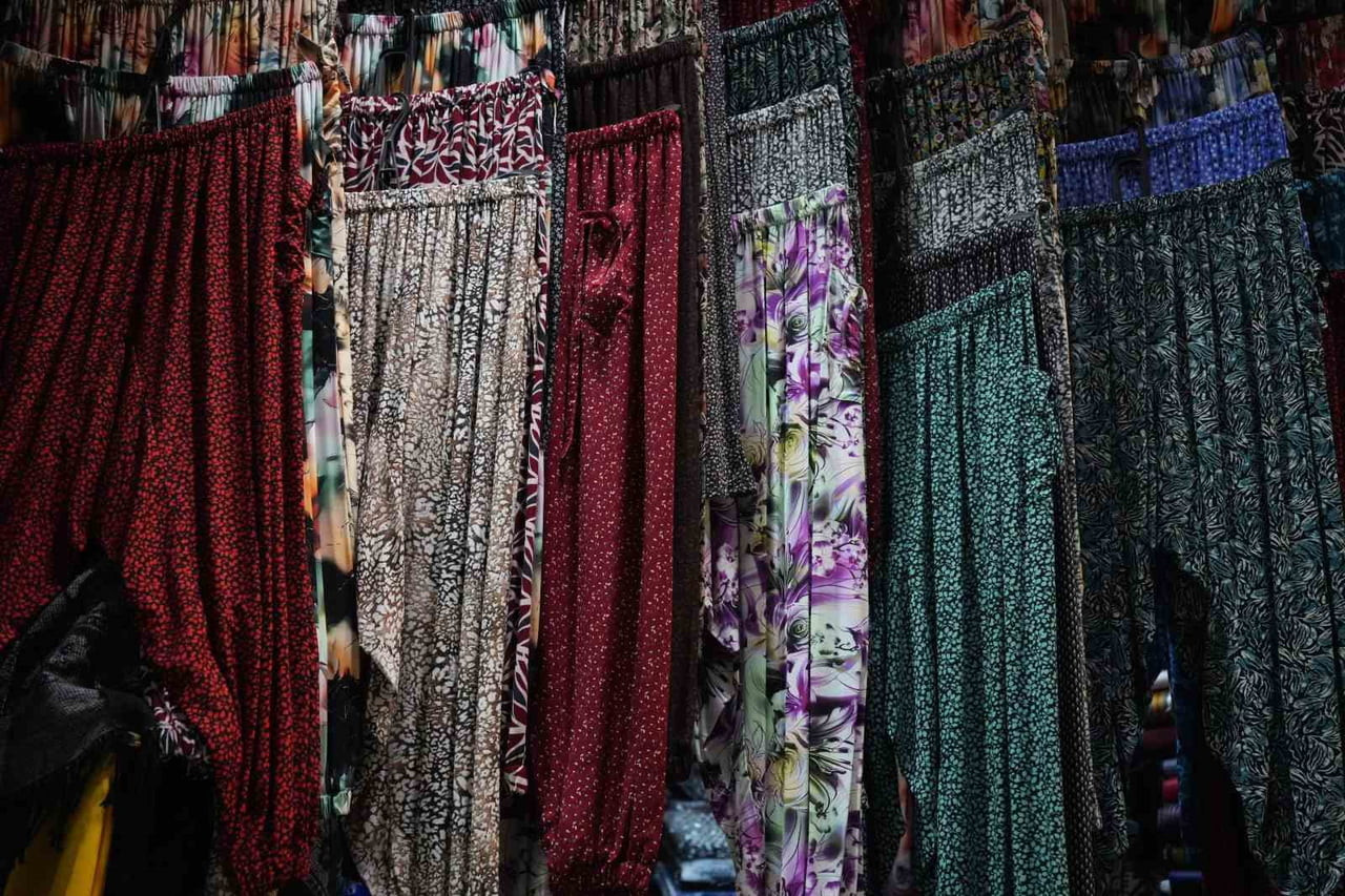 GAZİANTEP'TE ETKİSİNİ ARTIRAN SICAK HAVA, VATANDAŞLARI SERİN TUTAN GELENEKSEL KIYAFETLERE...