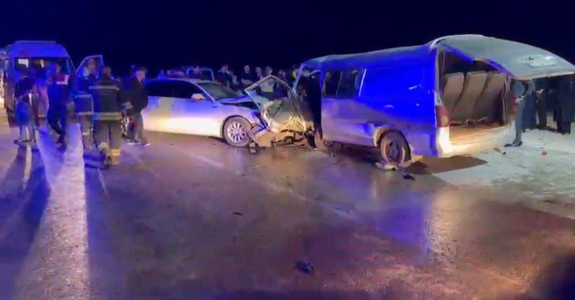 GAZİANTEP'TE GECE SAATLERİNDE 2 ARACIN KAFA KAFAYA ÇARPIŞMASI SONUCU MEYDANA GELEN TRAFİK...
