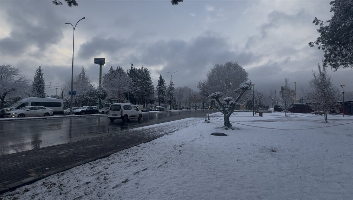 Gaziantep'te gece saatlerinde etkili olan kar yağışının ardından cadde ve sokaklar beyaza...