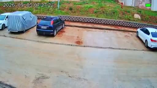 Gaziantep'te gündüz vakti park halindeki 2 aracın lastiği kesici aletle patlatıldı