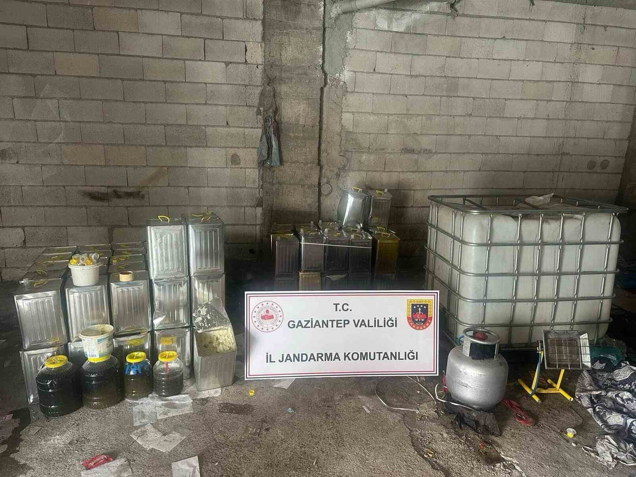 GAZİANTEP'TE JANDARMA EKİPLERİNCE BİR DEPOYA YAPILAN OPERASYONDA BİN 500 LİTRE SAHTE ZEYTİNYAĞI...
