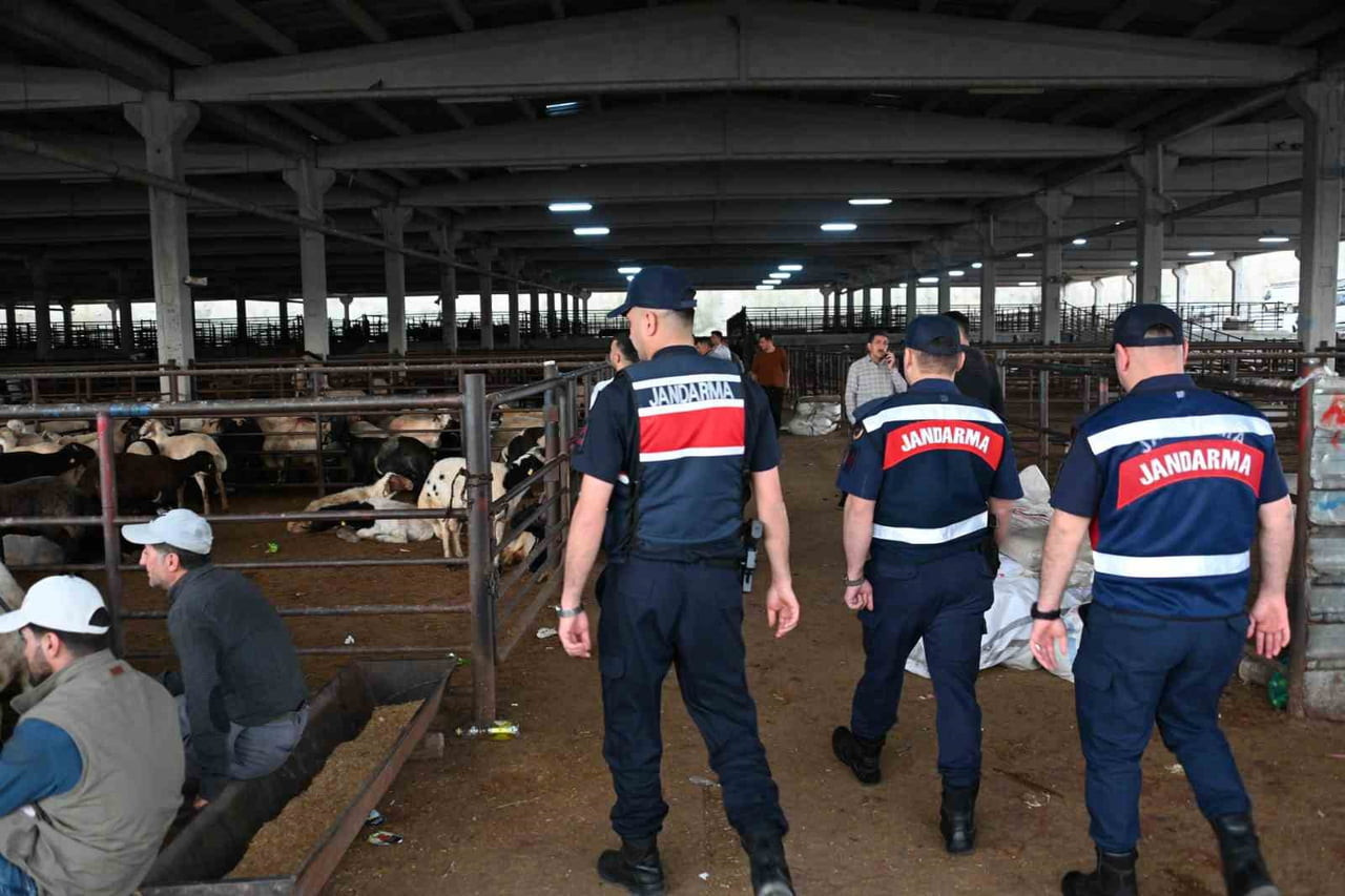 GAZİANTEP'TE JANDARMA EKİPLERİNCE KURBAN PAZARLARINDA DRON DESTEKLİ DENETİMLERDE VATANDAŞLARA...