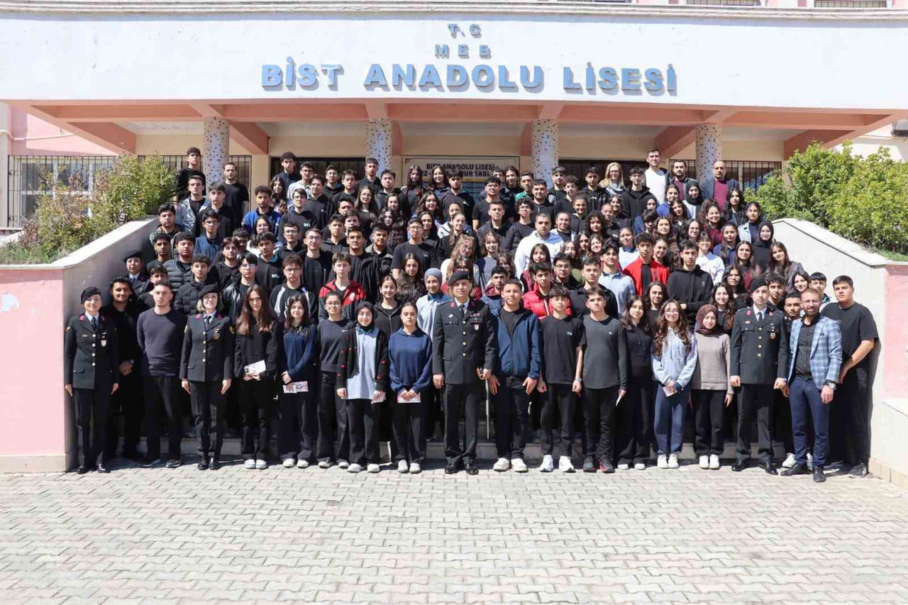 GAZİANTEP'TE JANDARMA EKİPLERİNCE LİSE ÖĞRENCİLERİNE JANDARMA MESLEĞİ İLE İLGİLİ BİLGİLENDİRİCİ...