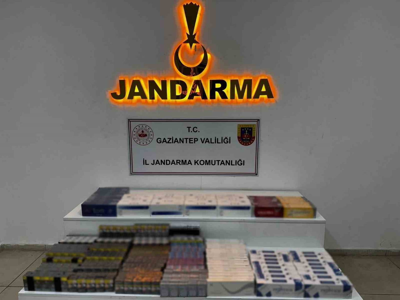 GAZİANTEP'TE JANDARMA EKİPLERİNCE YAPILAN OPERASYONDA ÇOK MİKTARDA KAÇAK MALZEME ELE GEÇİRİLDİ, 5...