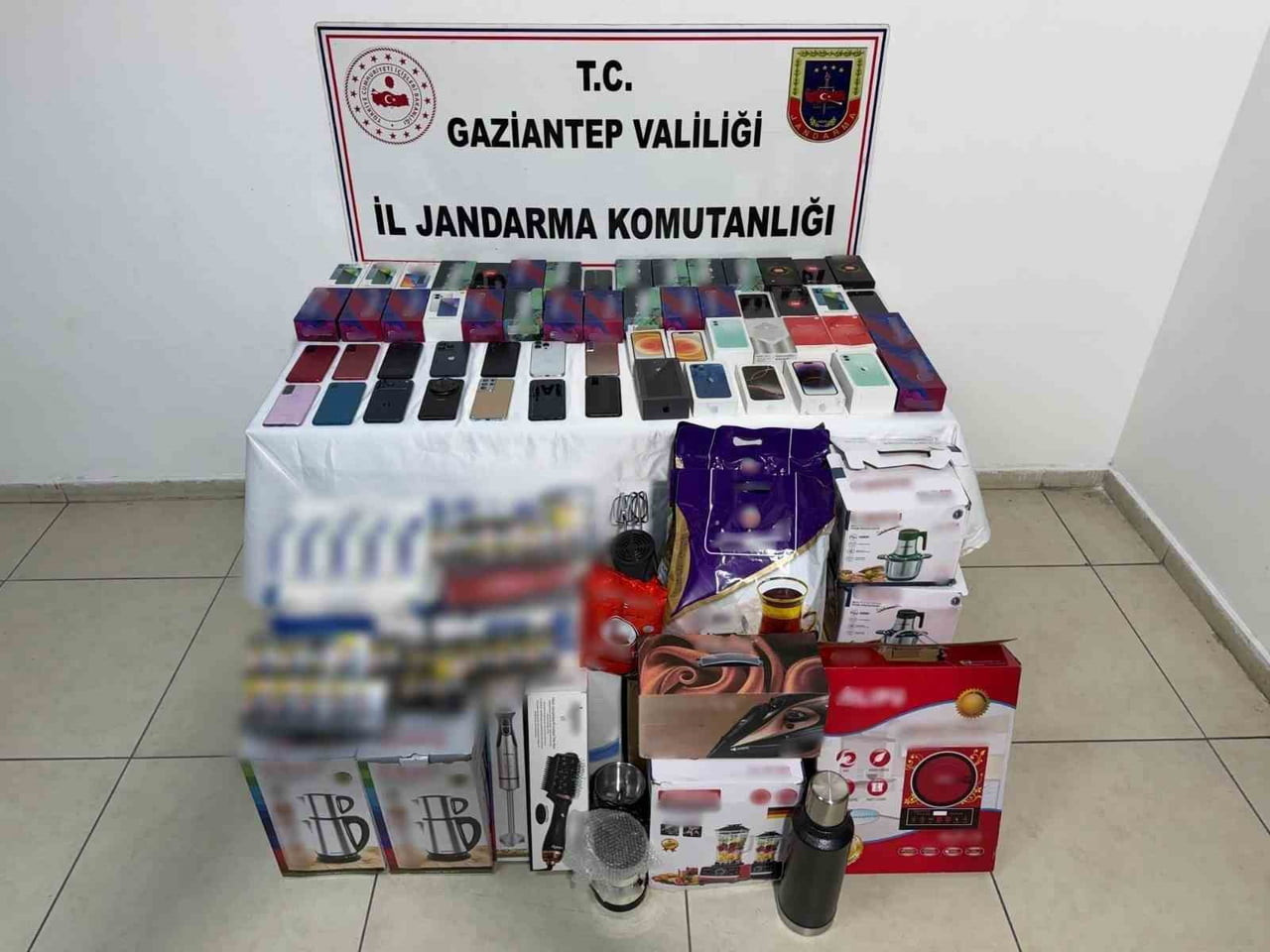 GAZİANTEP'TE JANDARMA EKİPLERİNİN BİR İŞ YERİNE DÜZENLEDİĞİ OPERASYONDA 2 MİLYON 850 BİN TL...
