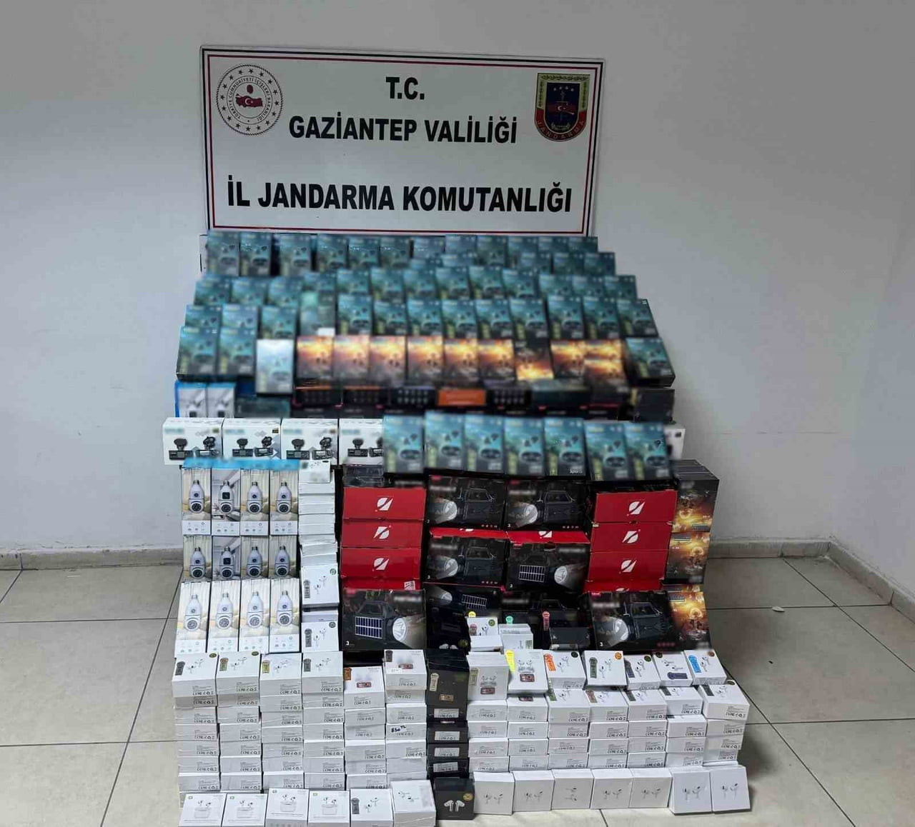 GAZİANTEP'TE JANDARMA EKİPLERİNİN OPERASYONU SONUCU PİYASA DEĞERİ 1 MİLYON 200 BİN TL OLAN KAÇAK...