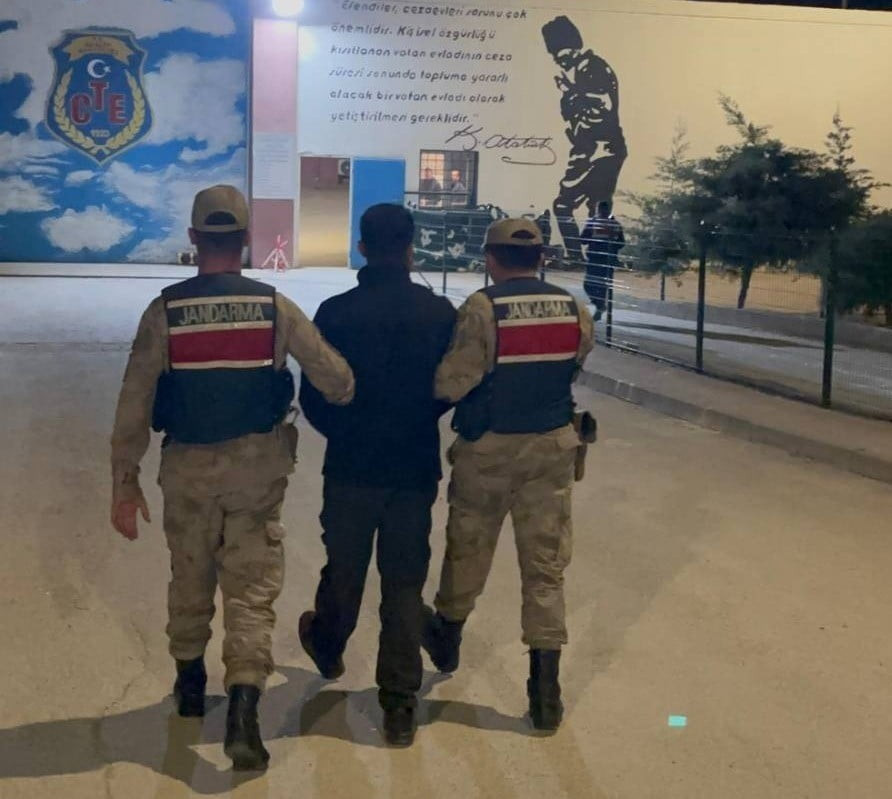 GAZİANTEP'TE JANDARMANIN YAPTIĞI ÜST ARAMASINDA ÜZERİNDE UYUŞTURUCU MADDE ELE GEÇİRİLEN 4...