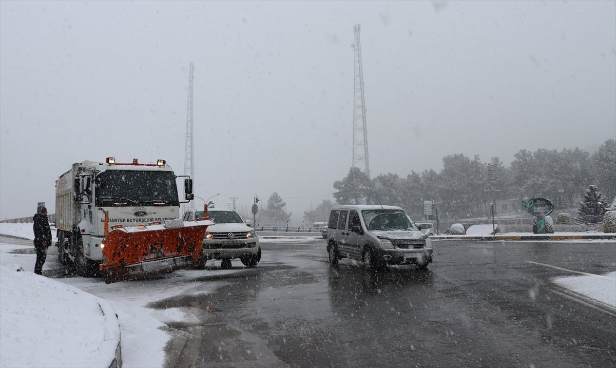 Gaziantep'te kar yağışı hayatı olumsuz etkiledi.