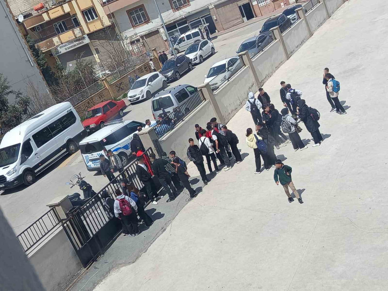 GAZİANTEP'TE KİMLİĞİ BELİRSİZ 4 ŞÜPHELİ, BİR LİSEYE GELİP OKUL BAHÇESİNDEN DIŞARIYA ÇAĞIRDIKLARI...