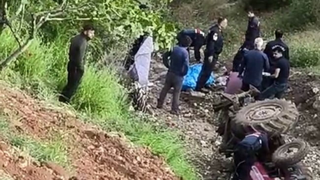 GAZİANTEP'TE KONTROLDEN ÇIKARAK DEVRİLEN TRAKTÖRÜN SÜRÜCÜSÜ HAYATINI KAYBETTİ.