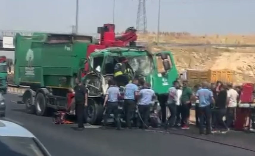 GAZİANTEP'TE KONTROLDEN ÇIKTIKTAN SONRA ÖNÜNDE SEYİR HALİNDE OLAN TIRA ARKADAN ÇARPARAK SIKIŞAN...