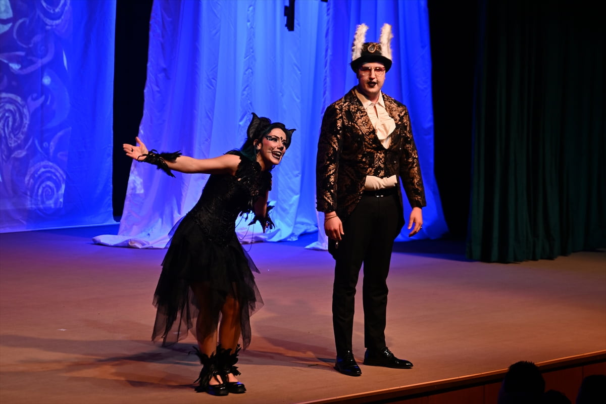 Gaziantep'te Mavi Sanat Tiyatrosu tarafından Lewis Carroll'un 174 dile çevrilen "Alice Harikalar...