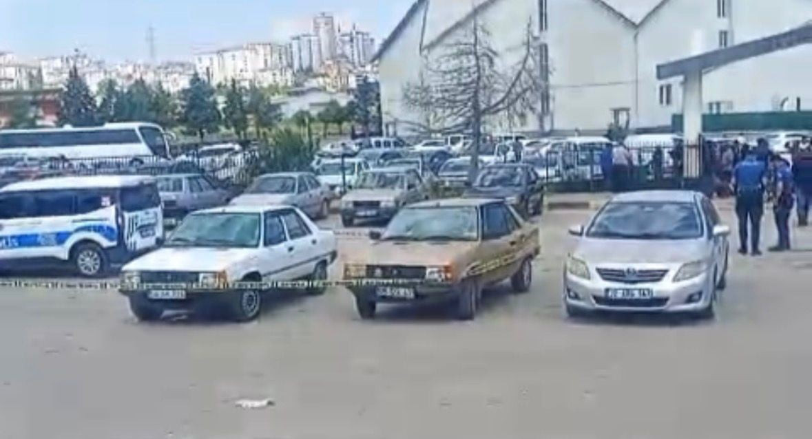 GAZİANTEP'TE MEZARLIKTA SİLAHLI ÇATIŞMA: 2 KİŞİNİN YARALANDIĞI PANİK ANLARI KAMERADA