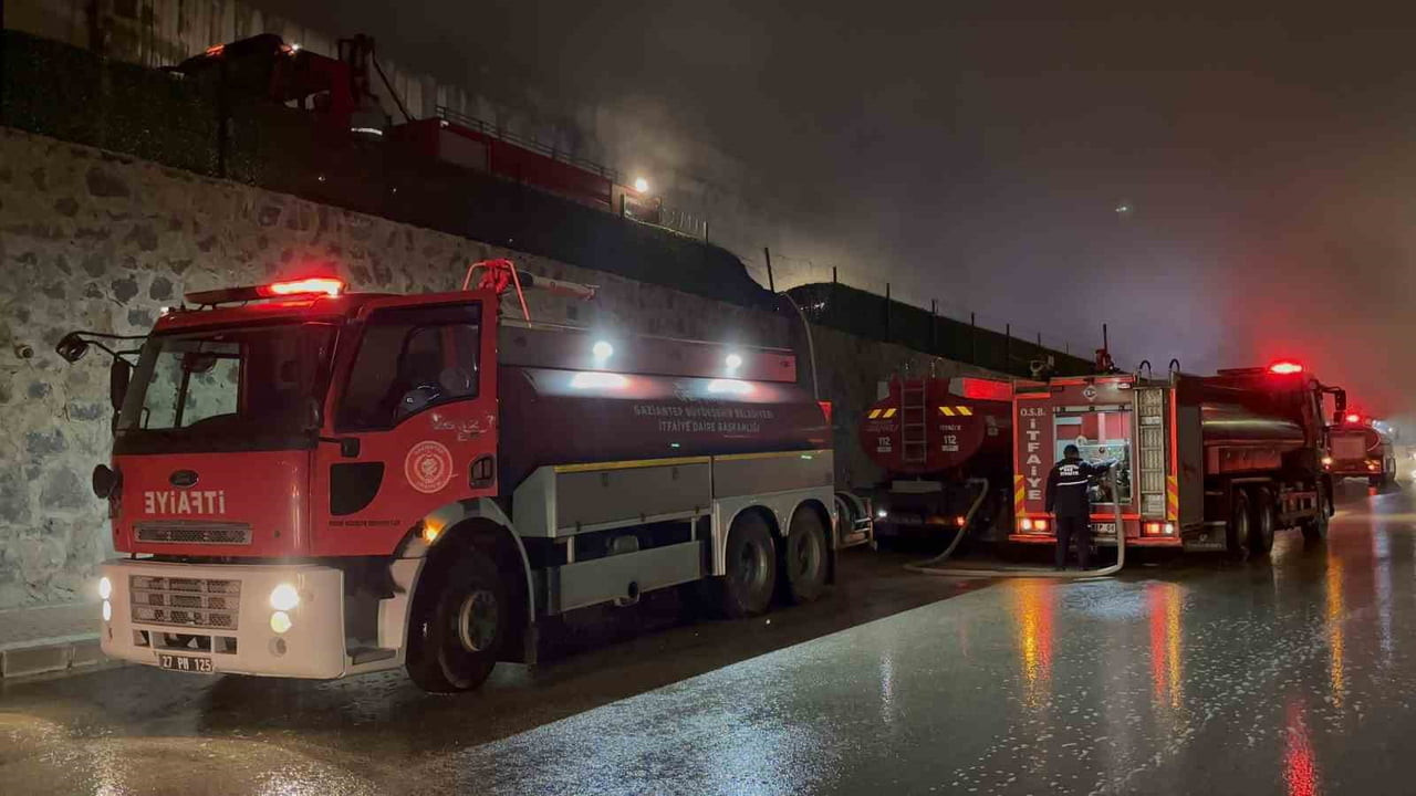 GAZİANTEP'TE MOBİLYA FABRİKASI YANGINI KONTROL ALTINA ALINDI