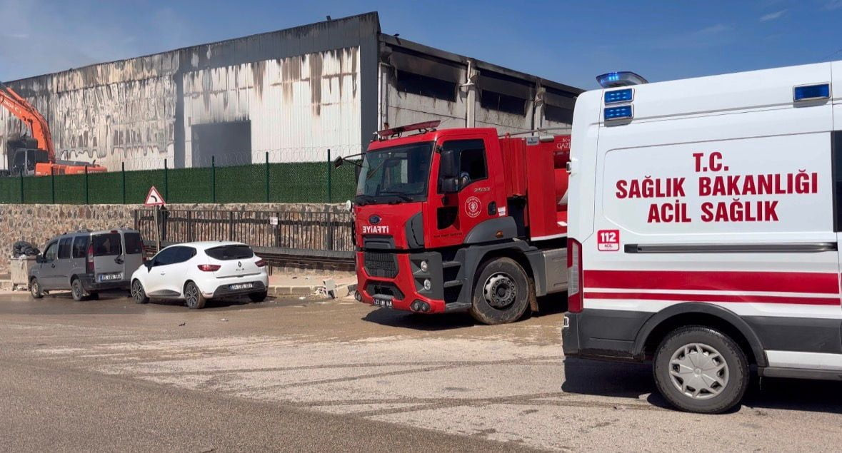 GAZİANTEP'TE MOBİLYA FABRİKASINDA ÇIKAN YANGIN, İTFAİYE EKİPLERİNİN MÜDAHALESİYLE SABAH SAATLERİNE...