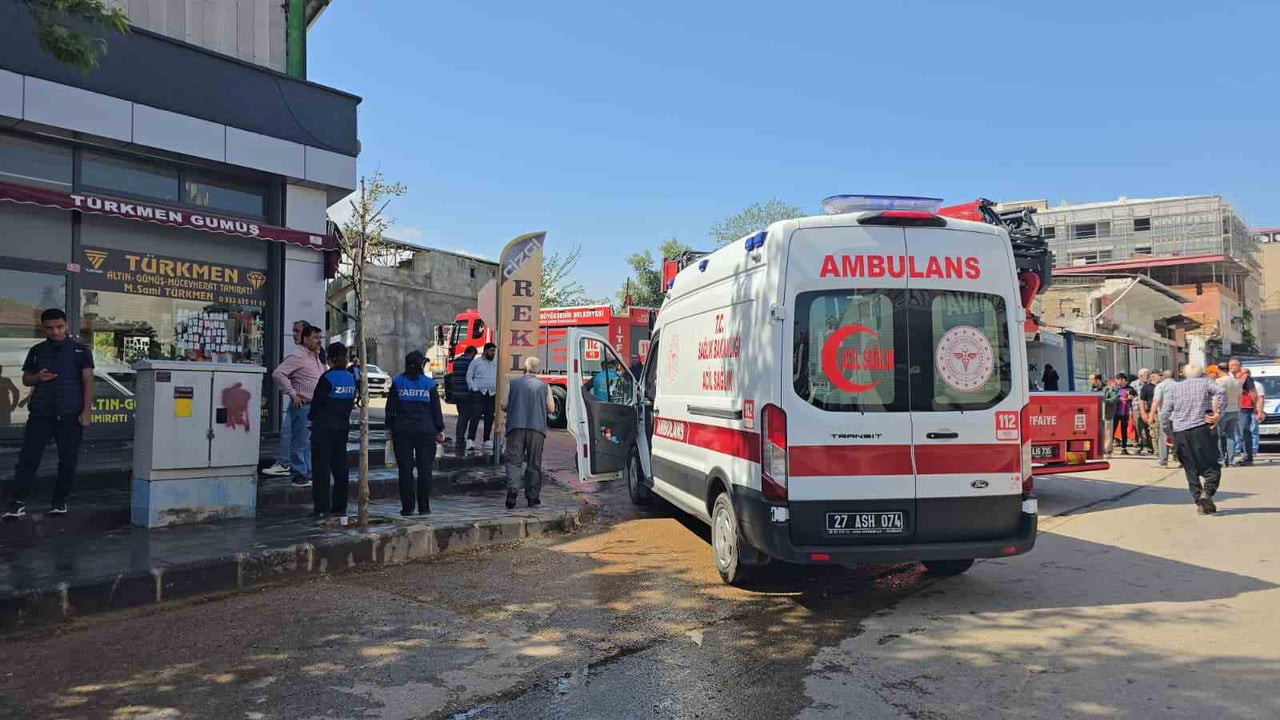 GAZİANTEP'TE MUHASEBECİLER ÇARŞISI TADİLATI SIRASINDA KORKUTAN YANGIN
