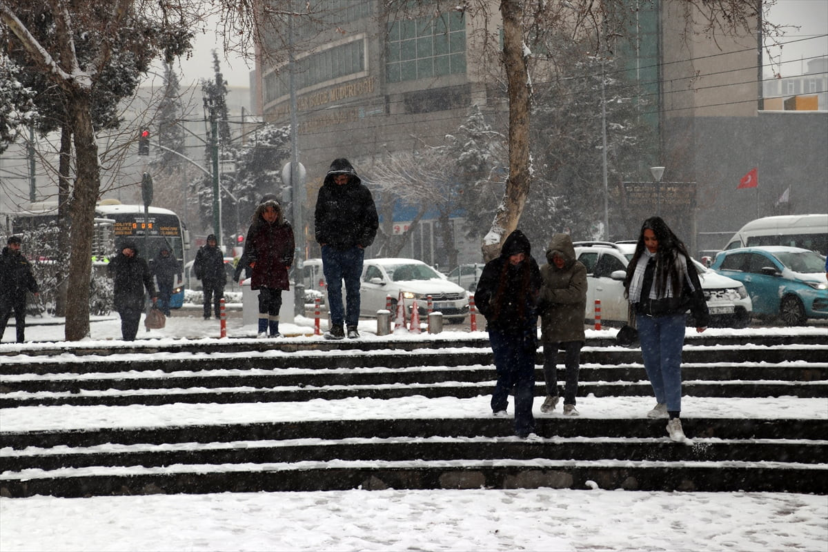 Gaziantep'te öğle saatlerinden itibaren kar yağışı etkisini gösterdi. Kent genelinde etkili olan...