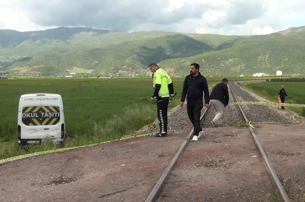 GAZİANTEP'TE ÖĞRENCİ SERVİSİNE TREN ÇARPTI: 13 ÖĞRENCİ HAFİF YARALANDI