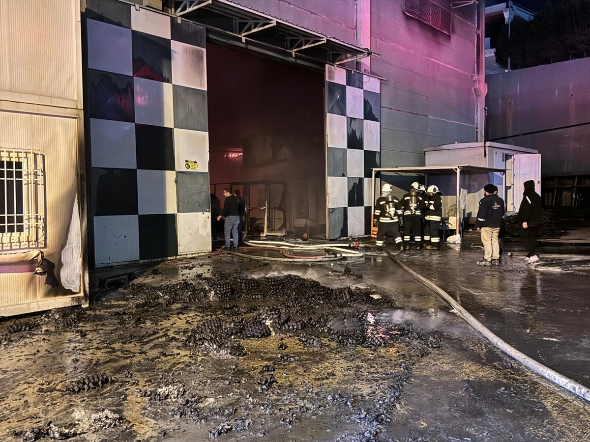 Gaziantep'te Organize Sanayi Bölgesi'nde bir ambalaj fabrikasında çıkan yangına müdahale...