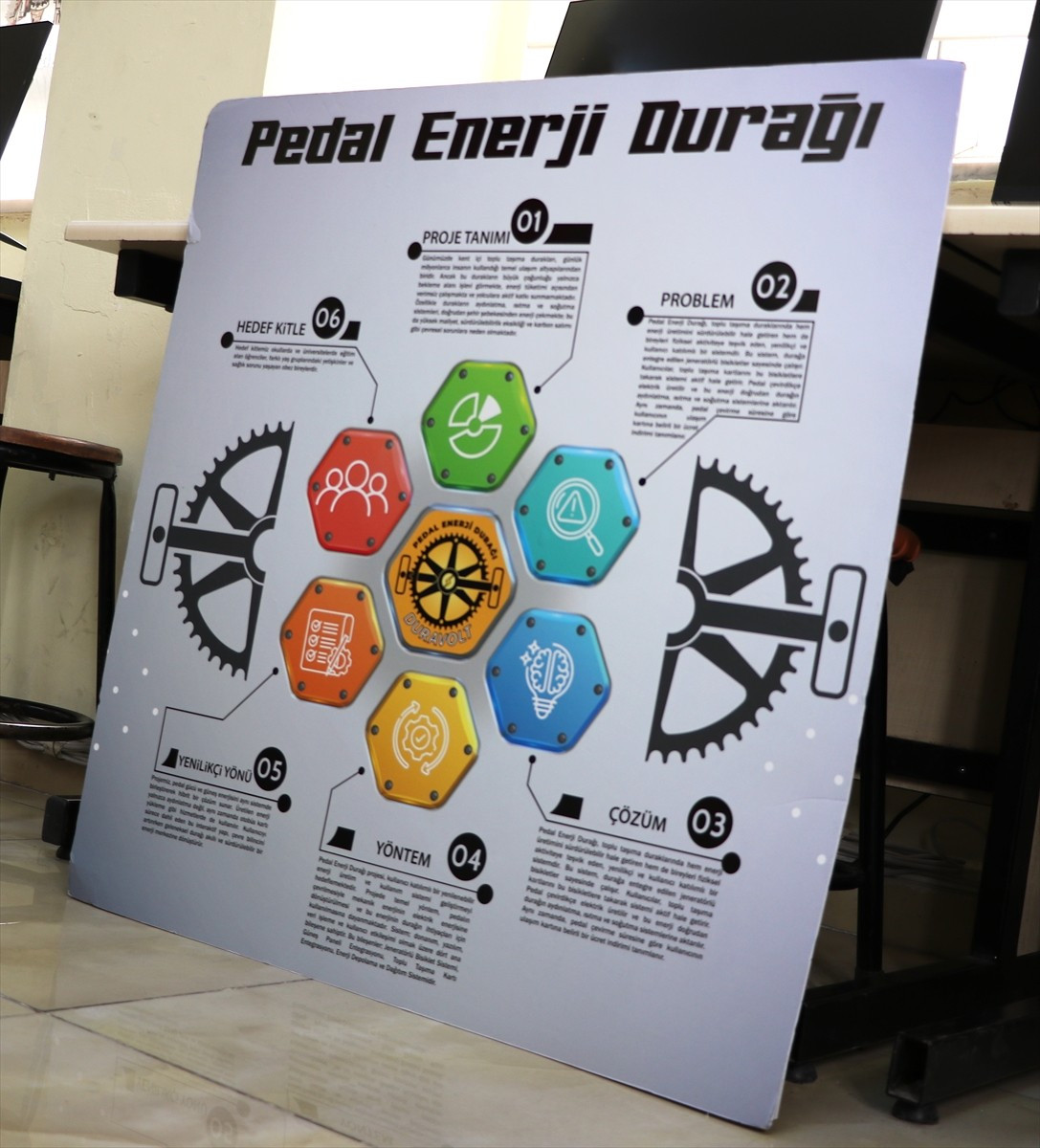 Gaziantep'te ortaokul öğrencileri, sınıflarına yerleştirilen bisikletlerle pedal çevirerek hem...