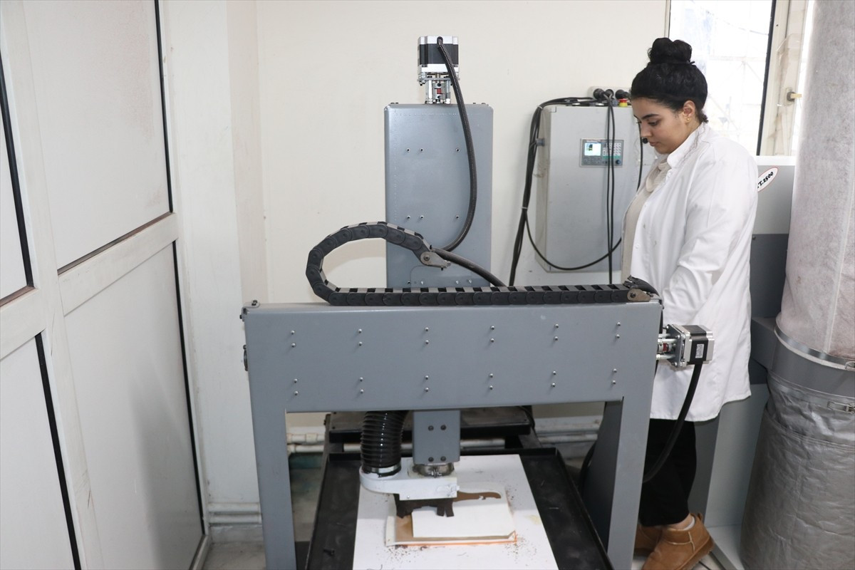 Gaziantep'te, protez kullanan komşusundan etkilenerek bu alana yönelen 25 yaşındaki genç girişimci...