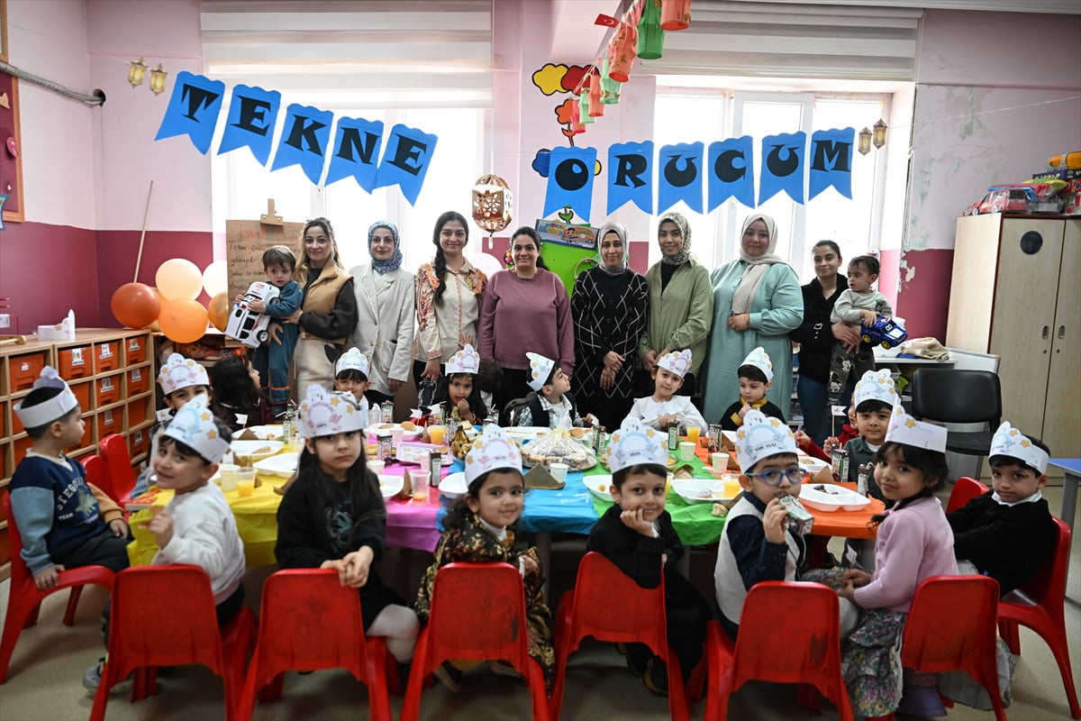 Gaziantep'te "Maarifin Kalbinde Ramazan" temasıyla düzenlenen etkinlikte anaokulu öğrencileri...