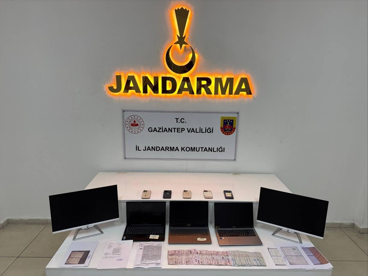 Gaziantep'te resmi belgede sahtecilik yaptıkları iddiasıyla 3 zanlı gözaltına alındı. Zanlıların...