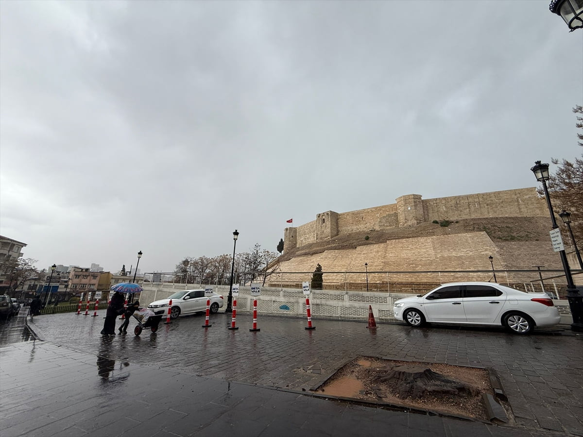 Gaziantep'te sağanak hayatı olumsuz etkiledi. Su birikintileri yüzünden araç sürücüleri ve yayalar...
