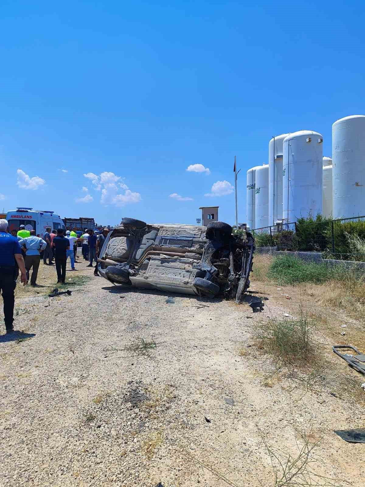 GAZİANTEP'TE SÜRÜCÜSÜNÜN DİREKSİYON HAKİMİYETİNİ KAYBETTİĞİ OTOMOBİL TAKLA ATTI. KAZADA, 8'İ ÇOCUK...