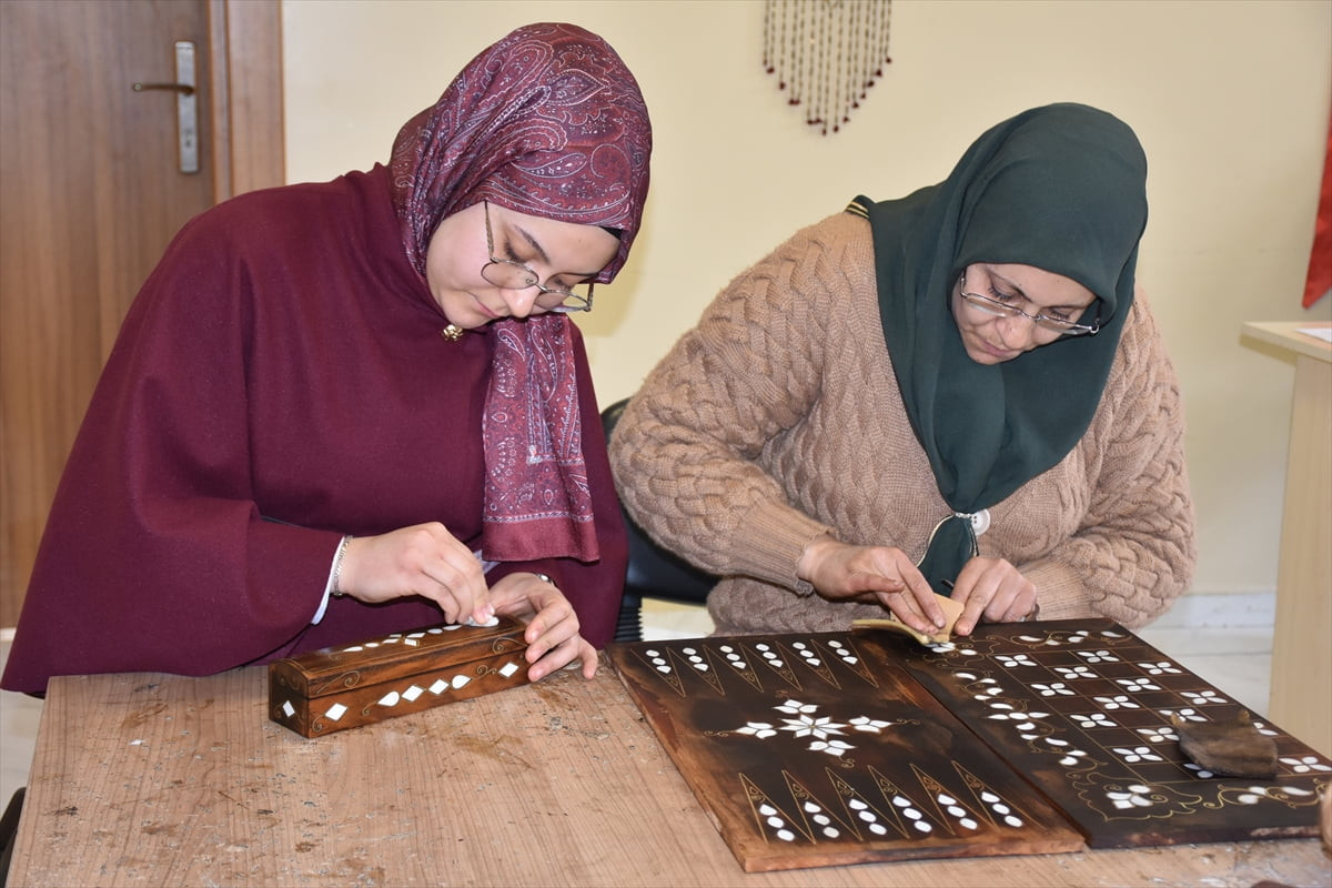 Gaziantep'te unutulmaya yüz tutmuş geleneksel el sanatları arasında yer alan sedef işlemeciliği...