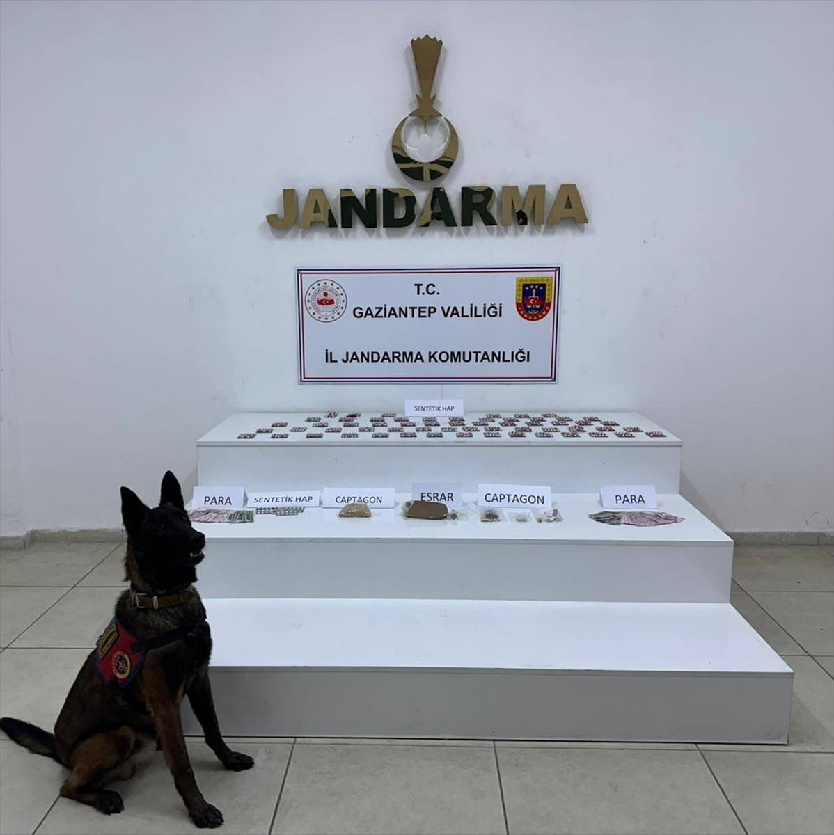 Gaziantep'te uyuşturucu ticaretine yönelik düzenlenen operasyonlarda gözaltına alınan 11 şüpheli...