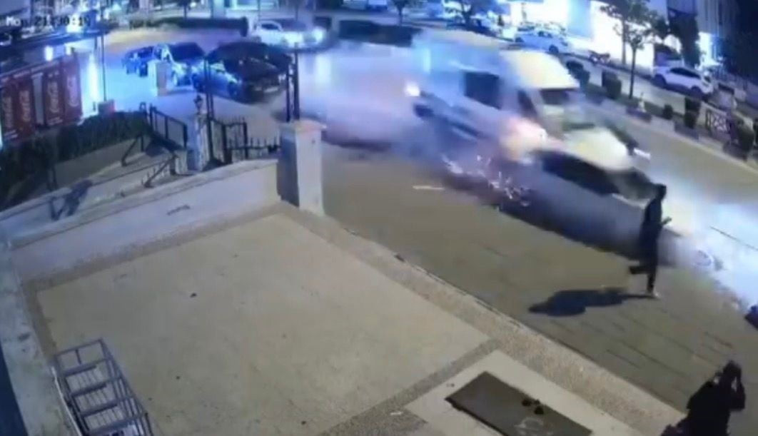GAZİANTEP'TE VAKAYA GİDEN AMBULANSIN DA KARIŞTIĞI ZİNCİRLEME TRAFİK KAZASINDA 3 KİŞİ HAFİF...