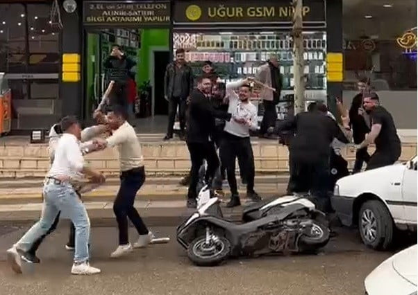 GAZİANTEP'TE VATANDAŞLAR, SAHTE KAVGA İHBARINA GELEN POLİSLERİ PASTA VE ALKIŞLARLA KARŞILAYARAK...