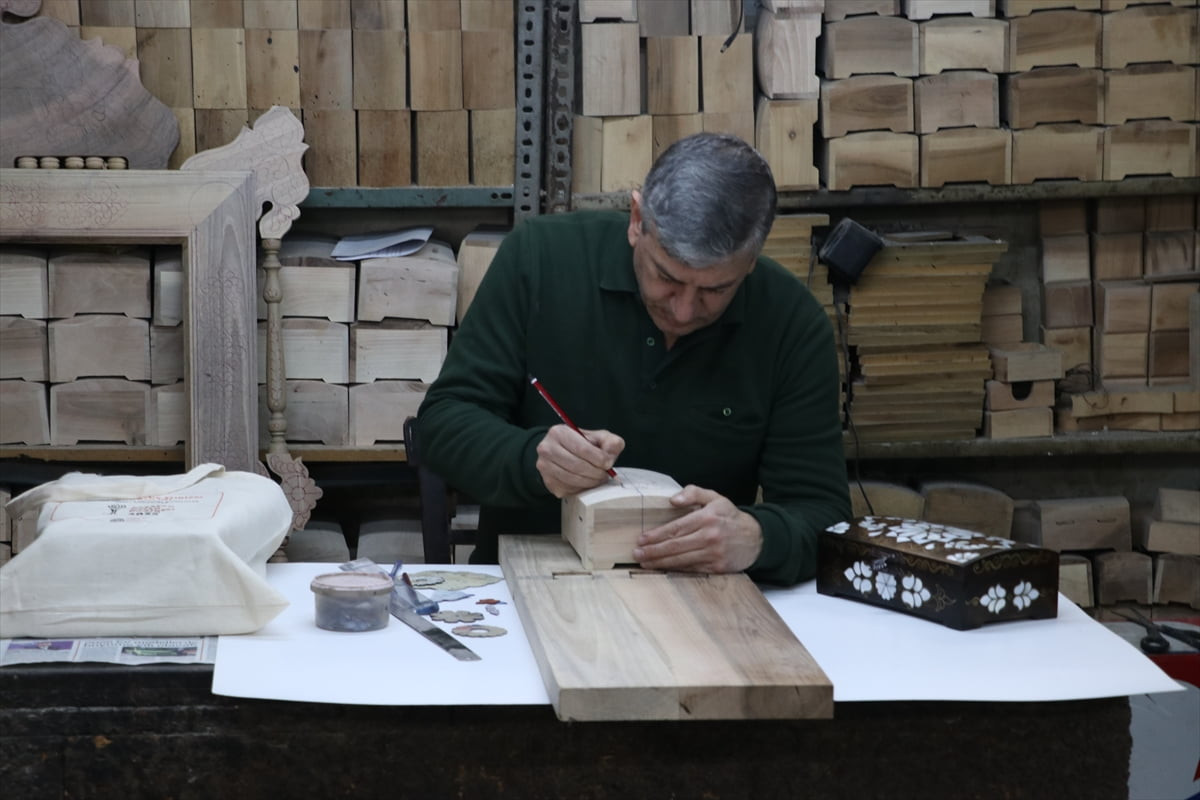 Gaziantep'te yaklaşık 40 yıldır sedef kakma sanatıyla uğraşan, Kültür ve Turizm Bakanlığınca...