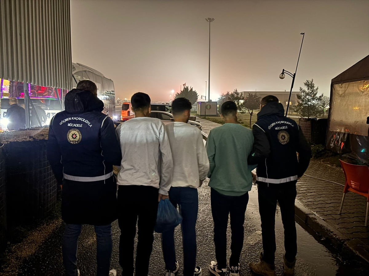 Gaziantep'te yasa dışı yollardan yurda giriş yapan 3 düzensiz göçmen ile göçmen kaçakçılığı...